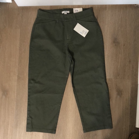 Women, capris pants, size 4 - Picture 2 of 5